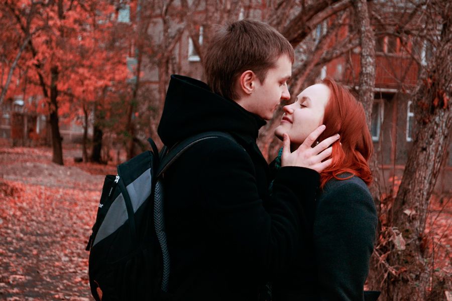 Смотрю вплотную на твоё лицо, обожая, касаясь скул и волос