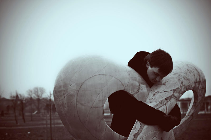 я обнимаю скульптуру контур сердца в парке тысячелетия ярославля