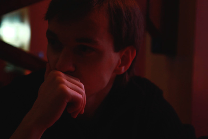 я смотрю вдумчиво вбок, перекрыв рот рукой