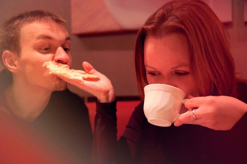 ты не глядя кормишь меня пиццей с руки, пока пьёшь чай
